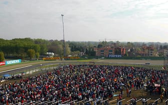 The fans watch the action from the banks at Rivazza.
San Marino Grand Prix, Imola, Italy, 14 April 2002.
DIGITAL IMAGE


