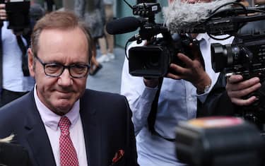 epa10769371 US actor Kevin Spacey departs Southwark Crown Court in London, Britain, 26 July 2023. Double Academy Award-winning actor Kevin Spacey is on trial in London accused of sexual offences against four men in Britain.  EPA/ANDY RAIN