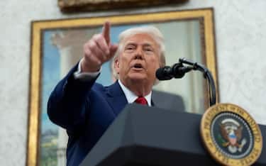 epa12141444 US President Donald Trump speaks at the swearing-in ceremony for Jeanine Pirro, as interim US Attorney for the District of Columbia, in the Oval Office at the White House in Washington, DC, USA, 28 May 2025.  EPA/Chris Kleponis - Pool via CNP / POOL