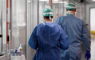 Due medici in ospedale con le tute protettive