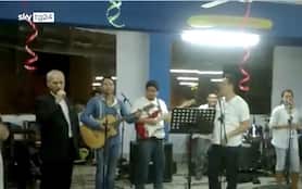 Papa Leone XIV canta Feliz Navidad in un video del 2014