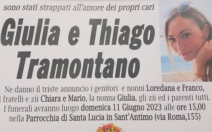 Si terranno domani pomeriggio a Sant'Antimo, il Comune in provincia di Napoli dove è nata e dove vivono i suoi genitori, i funerali di Giulia Tramontano, la 29enne incinta di sette mesi uccisa con almeno 37 coltellate dal fidanzato 30enne Alessandro Impagnatiello. "Sono stati strappati all'amore dei propri cari Giulia e Thiago Tramontano", si legge nel manifesto funebre. Le esequie "avranno luogo domenica 11 giugno", alle ore 15, nella Parrocchia di Santa Lucia. Nel manifesto una foto di Giulia sorridente. "Ne danno il triste annuncio - si legge ancora - i genitori e nonni Loredana e Franco, i fratelli e zii Chiara e Mario, la nonna Giulia, gli zii ed i parenti tutti".
ANSA