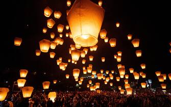 epa10448701 People release sky lanterns during the celebration of the Sky Lantern Festival, in Pingxi, New Taipei City, Taiwan, 05 February 2023. Local Taiwanese and foreign tourists released thousand of lanterns into the sky to wish for peace and happiness.  EPA/RITCHIE B. TONGO