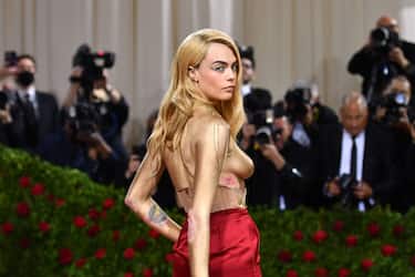 TOPSHOT - British model Cara Delevingne arrives for the 2022 Met Gala at the Metropolitan Museum of Art on May 2, 2022, in New York. - The Gala raises money for the Metropolitan Museum of Art's Costume Institute. The Gala's 2022 theme is "In America: An Anthology of Fashion". (Photo by ANGELA WEISS / AFP) (Photo by ANGELA WEISS/AFP via Getty Images)