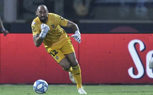 CORDOBA, ARGENTINA - FEBRUARY 02: Marcos Diaz goalkeeper of Boca Juniors throws the ball during a match between Talleres and Boca Juniors as part of Superliga 2019/20 at Mario Alberto Kempes Stadium on February 2, 2020 in Cordoba, Argentina. (Photo by Amilcar Orfali/Getty Images)