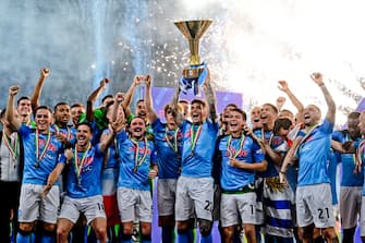 epa10673480 SSC Napoli s players celebrate the Scudetto, the trophy of Italian Serie A Championship, during the ceremony after the Italian Serie A soccer match SSC Napoli vs UC Sampdoria in Naples, Italy, 04 June 2023.  EPA/CIRO FUSCO / POOL
