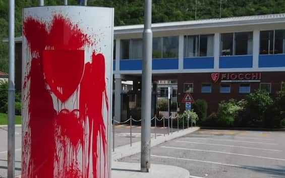 Attivisti imbrattano con vernice rossa sede Fiocchi Munizioni a Lecco