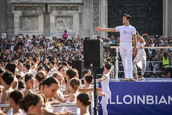 Il ballerino Roberto Bolle, Étoile del Teatro alla Scala di Milano, durante l'evento On Dance con Roberto Bolle in piazza Duomo, Milano 10 Settembre 2023. 
Italian dancer Roberto Bolle, Étoile of the Teatro alla Scala, during the On Dance event in Piazza Duomo, in Milan, Italy, 10 September 2023.  2300 dance school students arrived from all over Italy to participate in the second edition of 'On dance', days dedicated to dance conceived and promoted by Roberto Bolle. ANSA/MATTEO CORNER