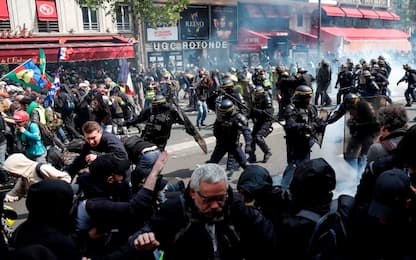 Manifestazioni 1 maggio a Parigi, scontri e disordini in città