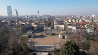 Milano - Vista dal drone dello skyline della citta' dal parco Sempione e castello Sfrozesco - ARCO DELLA PACE E SKYLINE
