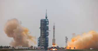 epa10662643 A Long March-2F carrier rocket with a Shenzhou-16 manned space flight lifts off during launch at the Jiuquan Satellite Launch Centre, in Jiuquan, Gansu province, China, 30 May 2023. The Shenzhou-16 manned space flight mission will transport three Chinese astronauts to the Tiangong space station.  EPA/ALEX PLAVEVSKI