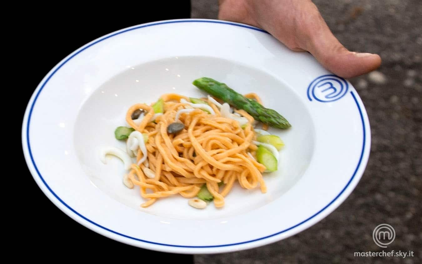 Spaghetti alla chitarra con impasto al pomodoro e peperoncino con salsa di seppie, asparagi e pinoli