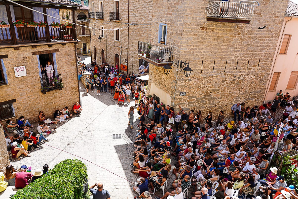 2022-_S_Antana_è_Susu-Dal_Balcone-_Pubblico_-_foto_Enrico_Lai.jpg