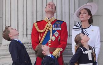 Kate Middleton e il Principe William con i tre figli sul balcone di Buckingham Palace
