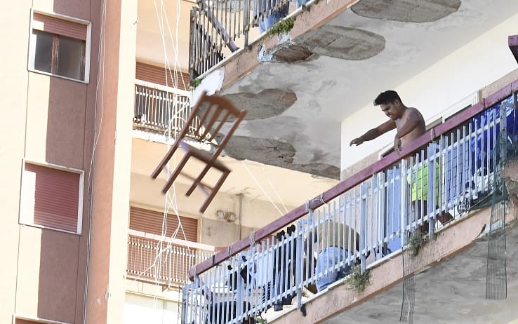 Residents living in a building inside the red zone where new 49 cases of coronavirus infections were confirmed, protest  in Mondragone, Southern Italy, 25 June 2020. Still tension in Mondragone (Caserta), at the ex Cirio buildings, between the Italian demonstrators who preside over the access gate and the Bulgarians who live inside the red zone. A Bulgarian threw a chair from the balcony, Italians responded by throwing stones and breaking through the windows of parked Bulgarian cars. Then they showed the plates of the cars like trophies. A crowd gathered below the palace, accusing the police of "being too permissive with the Bulgarians".
ANSA/CIRO FUSCO