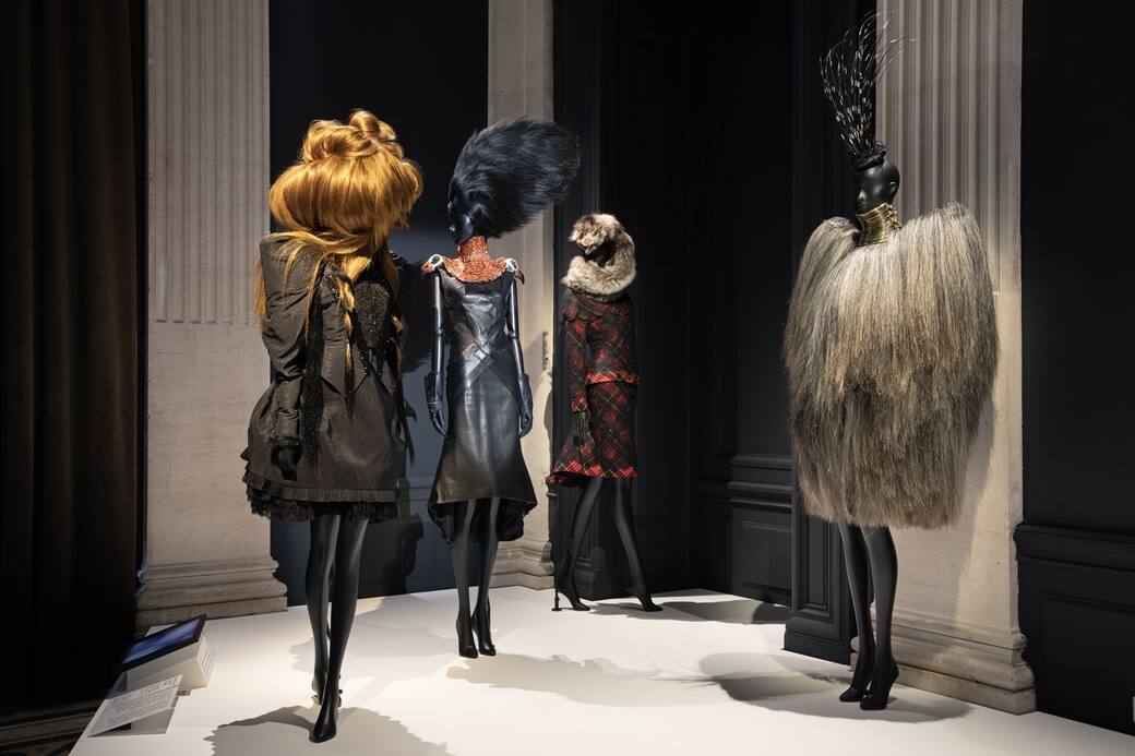 allestimento_della_mostra_1997._Fashion_Big_Bang_Palais_Galliera_Parigi_2023._Crédit_©_Gautier_Deblonde.jpg