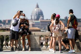 Turisti sulla terrazza del Pincio per il Ferragosto durante la Fase 3 dellÕemergenza per il Covid-19 Coronavirus, Roma, 15 agosto 2020. ANSA/ANGELO CARCONI