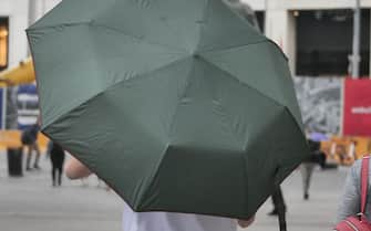 Una persona con un ombrello
