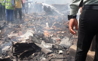 Incidente aereo Debris is seen at the site where Air India flight 171 crashed in a residential area near the airport in Ahmedabad on June 12, 2025. The London-bound passenger plane crashed on June 12 in India's western city of Ahmedabad with 242 on board, aviation officials said in what the airline called a "tragic accident". (Photo by Sam PANTHAKY / AFP)