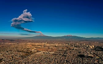 TOPSHOT - The Popocatepetl Volcano spews ash and smoke as seen from Puebla, central Mexico, on March 28, 2019. (Photo by JOSE CASTAÃ ARES / AFP)        (Photo credit should read JOSE CASTANARES/AFP via Getty Images)