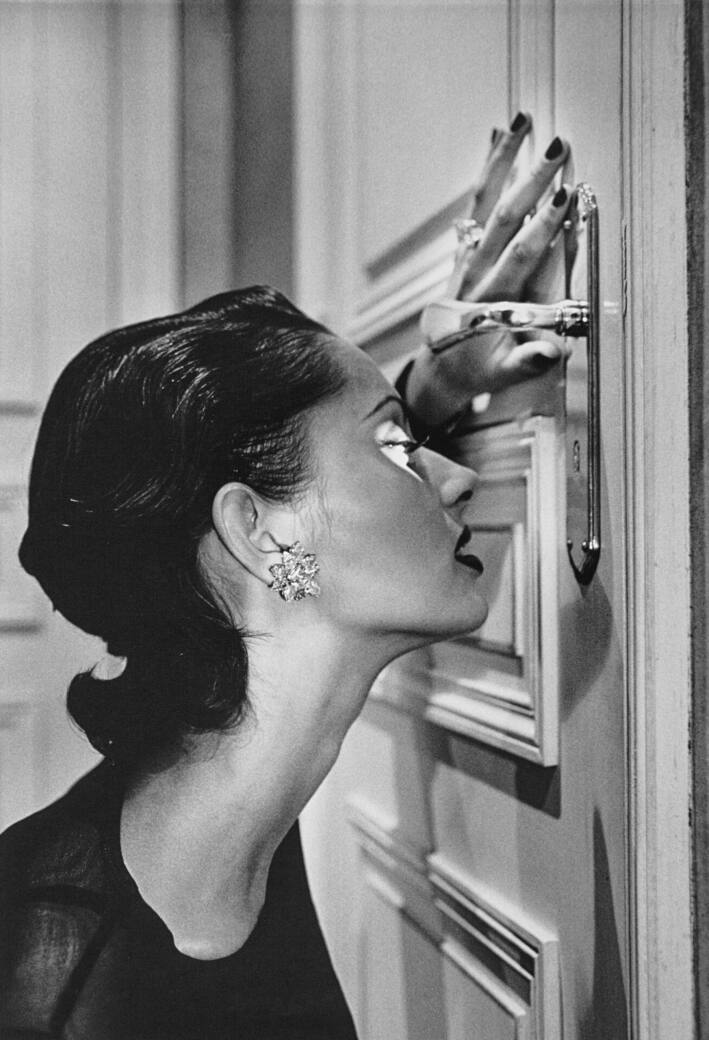 Helmut Newton, Heather looking through a keyhole, Paris 1994 © Helmut Newton Foundation