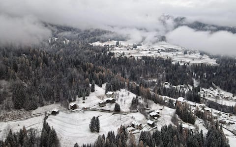 Prima neve di stagione a Falcade, sulle Dolomiti bellunesi, 20 novembre 2025.