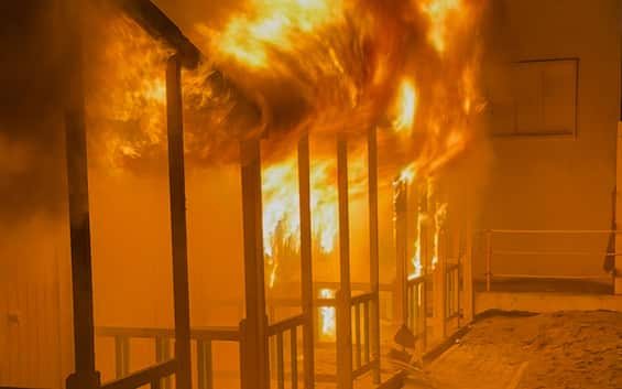 incendi stabilimenti ostia fermato un sospettato