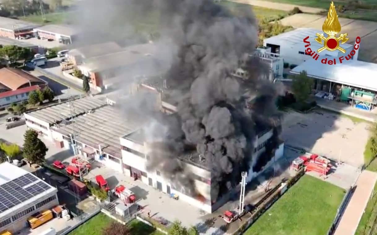 firenze incendio in un azienda a signa le autorit224 chiudere le finestre a 2 km