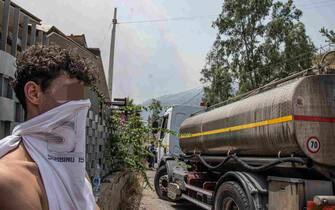 A moment of the rescue operations to put out the fire in Palermo, 25 July 2023.  Wildfires have swept Sicily amid Italy's latest heatwave and Palermo airport was briefly close to traffic amid an encroaching fire earlier Tuesday. ANSA/FRANCESCO MILITELLO MIRTO