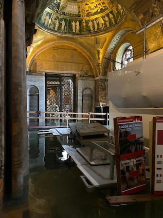 La Basilica di San Marco invasa dall'acqua, 15 novembre 2019.
ANSA/ UFFICIO STAMPA/ MATTIA MORANDI
+++ ANSA PROVIDES ACCESS TO THIS HANDOUT PHOTO TO BE USED SOLELY TO ILLUSTRATE NEWS REPORTING OR COMMENTARY ON THE FACTS OR EVENTS DEPICTED IN THIS IMAGE; NO ARCHIVING; NO LICENSING +++ 
