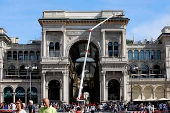 Lavori di pulizia dei graffiti sul frontone della Galleria Vittorio Emanuele II a Milano, 9 agosto 2023. ANSA/MOURAD BALTI TOUATI