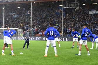 Foto Tano Pecoraro/LaPresse 08 Gennaio 2023 - Genova, Italia Sport, CalcioSampdoria vs Napoli - Campionato italiano di calcio Serie A TIM 2022/2023 - Stadio Luigi FerrarisNella foto: riscaldamento - i giocatori della Sampdoria indossano la maglia numero 9 in ricordo di Gianluca VialliPhoto Tano Pecoraro/LaPresse January 08, 2023 - Genoa, Italy Sport, Soccer Sampdoria vs Napoli - Italian Serie A Football Championship 2022/2023 - Luigi Ferraris StadiumIn the photo: warm up - Sampdoria players wear the number 9 shirt in memory of Gianluca Vialli