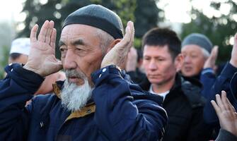 epa10583391 Kyrgyz people pray during the Eid al-Fitr Muslim celebration, marking the end of Ramadan, in Bishkek, Kyrgyzstan, 21 April 2023. Muslims around the world celebrate the holy month of Ramadan by praying during the night time and abstaining from eating and drinking during the period between sunrise and sunset. Ramadan is the ninth month in the Islamic calendar and it is believed that the Koran's first verse was revealed during its last 10 nights.  EPA/IGOR KOVALENKO