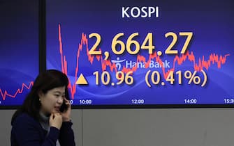 epa11171441 An electronic signboard shows the benchmark Korea Composite Stock Price Index (KOSPI) in the dealing room of Hana Bank in Seoul, South Korea, 22 February 2024. KOSPI gained 10.96 points, or 0.41 percent, to close at 2,664.27. South Korean stocks snapped a two-day losing streak on strong performance by chip heavyweights after Nvidia's better-than-expected fourth-quarter earnings.  EPA/YONHAP SOUTH KOREA OUT