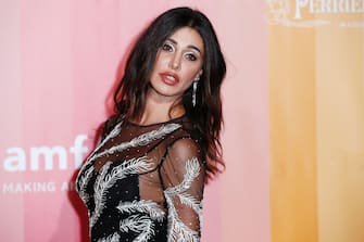 (KIKA) - MILANO - Qualche tempo fa Belen Rodriguez aveva messo in chiaro di voler tenere privata la sua via amorosa e che quindi non avrebbe piÃ¹ parlato in pubblico dei suoi fidanzati.GUARDA ANCHE:Stefano De Martino: "Ritocchini estetici? Ecco la veritÃ ..."Qualcosa deve essere cambiato nel frattempo: la showgirl ha infatti pubblicato un video con tanto di bacio sulle labbra conLucas Langelotti, che sembra sia un amico di Lavezzi, suo chiacchieratissimo flirt. Nel video girato in Argentina i due ragazzi chiacchierano in spagnolo e sembra esserci molta intesa che viene suggellata dal bacio finale.GUARDA ANCHE:Ciclone Belen: la show girl colpisce ancora su InstagramNuovo amore in arrivo quindi? Addio Lavezzi, benvenuto Langelotti? Oppure si tratta di un diversivo per creare attenzione, qualora ne avesse bisogno, sulla vita della modella piÃ¹ amata d&#39;Italia?

