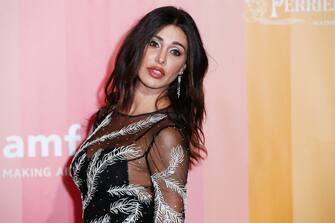 Belen Rodriguez (KIKA) - MILANO - Qualche tempo fa Belen Rodriguez aveva messo in chiaro di voler tenere privata la sua via amorosa e che quindi non avrebbe più parlato in pubblico dei suoi fidanzati.GUARDA ANCHE:Stefano De Martino: "Ritocchini estetici? Ecco la verità ..."Qualcosa deve essere cambiato nel frattempo: la showgirl ha infatti pubblicato un video con tanto di bacio sulle labbra conLucas Langelotti, che sembra sia un amico di Lavezzi, suo chiacchieratissimo flirt. Nel video girato in Argentina i due ragazzi chiacchierano in spagnolo e sembra esserci molta intesa che viene suggellata dal bacio finale.GUARDA ANCHE:Ciclone Belen: la show girl colpisce ancora su InstagramNuovo amore in arrivo quindi? Addio Lavezzi, benvenuto Langelotti? Oppure si tratta di un diversivo per creare attenzione, qualora ne avesse bisogno, sulla vita della modella più amata d'Italia?