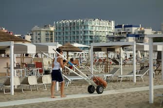 Rimini - Un' addetto di un impianto balneare al lavoro (Rimini - 2022-07-30, Roberto Brancolini) p.s. la foto e' utilizzabile nel rispetto del contesto in cui e' stata scattata, e senza intento diffamatorio del decoro delle persone rappresentate