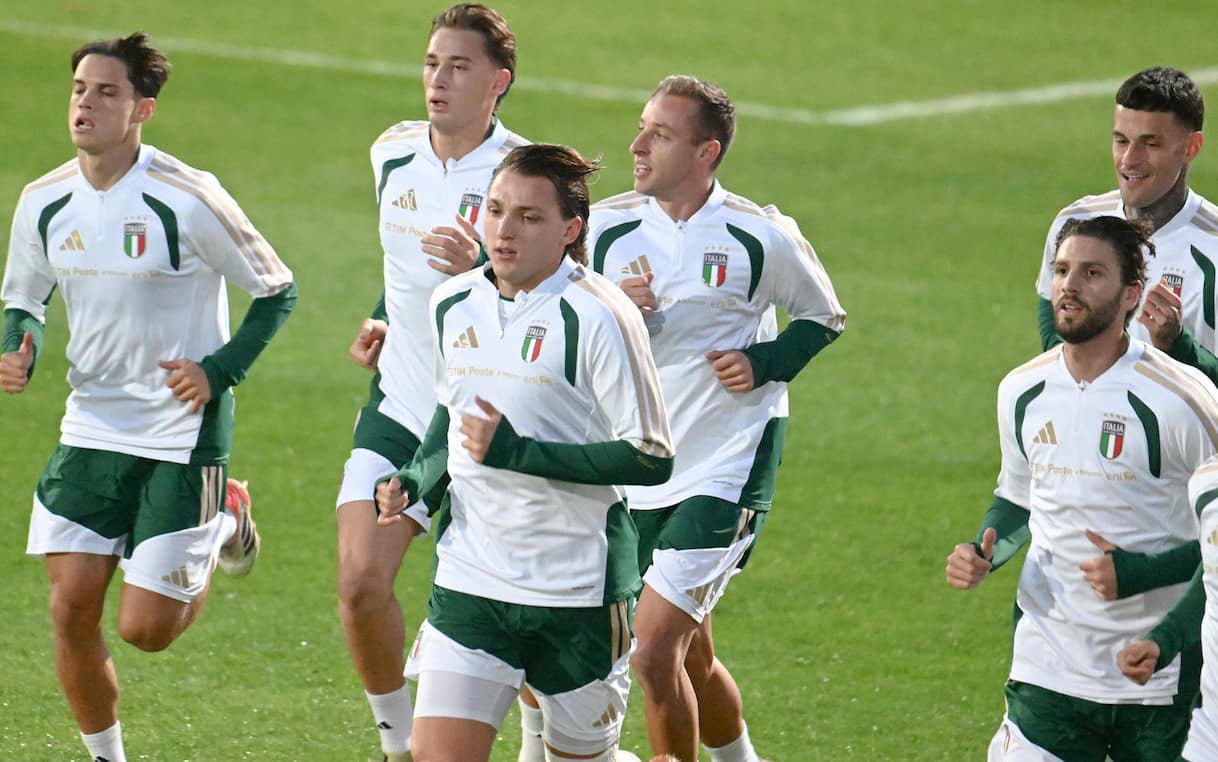 https://static.sky.it/editorialimages/c0a81db7b8931c47aa1a26bbab4e5549e594fdea/skysport/it/calcio/nazionale/video/2025/11/11/italia-moldavia-allenamento-formazione-news-1051158/ansa_italia_allenamento_coverciano.jpg?im=Resize,width=1218