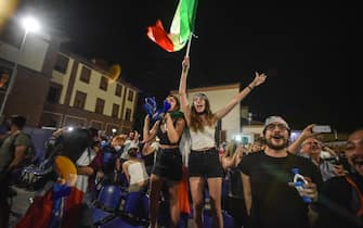 Partita Italia Belgio agli Europei - maxischermo Teatro Martinit - esultanza alla vittoria dell’Italia