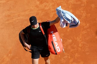 epa11276547 Jannik Sinner of Italy leaves the court after losing his semi final match against Stefanos Tsitsipas of Greece at the ATP Monte Carlo Masters tennis tournament in Roquebrune Cap Martin, France, 13 April 2024.  EPA/SEBASTIEN NOGIER