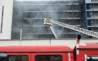 Foto Valentina Stefanelli /LaPresse
2 Giugno 2023 Roma, Italia - Cronaca -Roma, Incendio in palazzo in ristrutturazione in via Edoardo D' Onofrio Colli Aniene. Nella foto l'intervento dei Vigili del Fuoco e delle Forze dell'ordine