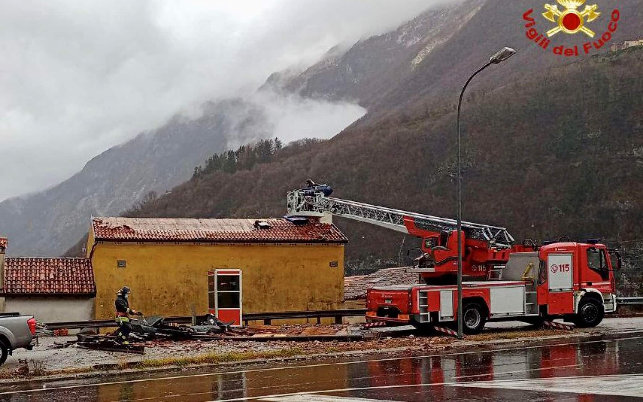 Da venerdì gli interventi del Vigili del fuoco per le conseguenze delle forti precipitazioni in più punti del Bellunese sono stati circa 400, ora ne rimangono da concludere meno di 50 di cui una ventina nella zona dell'Alpago, 12 a Feltre e sette nell'alto Comelico, 7 Dicembre 2020. ANSA/US/VIGILI DEL FUOCO