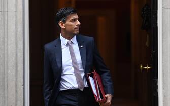 epa10295717 British Prime Minister Rishi Sunak departs 10 Downing Street for prime minister questions at parliament in London, Britain, 09 November 2022.  EPA/ANDY RAIN