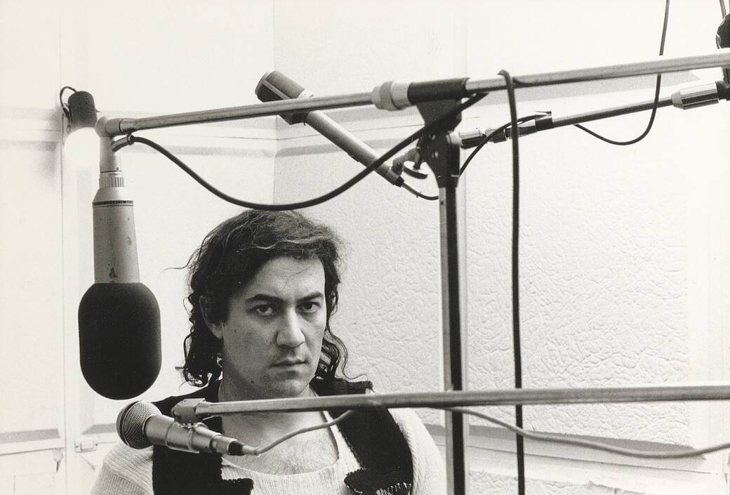 Demetrio_Stratos_durante_la_registrazione_in_solo_dal_titolo_Metrodora_edita_per_la_collana_Cramps-Diverso_Milano_1976_(c)Roberto_Masotti_Lelli_e_Masotti_Archivio.jpg