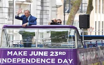 epa05319456 British UKIP party leader, Nigel Farage (L) speaks to the press during the launch of the party's open top bus tour in London, Britain, 20 May 2016. Farage will travel around the UK in the lead up to the EU Brexit referendum on 23 June.  EPA/FACUNDO ARRIZABALAGA