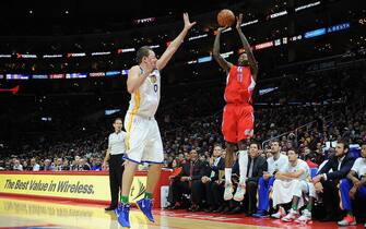 LOS ANGELES, CA - DECEMBER 25: Jamal Crawford #11 of the Los Angeles Clippers shoots against David Lee #10 of the Golden State Warriors at STAPLES Center on December 25, 2014 in Los Angeles, California. NOTE TO USER: User expressly acknowledges and agrees that, by downloading and/or using this Photograph, user is consenting to the terms and conditions of the Getty Images License Agreement. Mandatory Copyright Notice: Copyright 2014 NBAE (Photo by Juan Ocampo/NBAE via Getty Images)