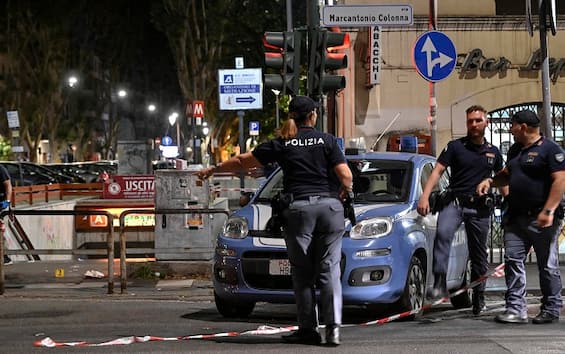 Roma, ragazzo di 19 anni accoltellato fuori dalla metro: è grave Roma, ragazzo di 19 anni accoltellato fuori dalla metro: è grave
