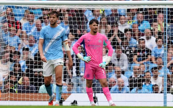 https://static.sky.it/editorialimages/c11860b457678c2e7fcaf6651d6d4c09b8cdfc2b/skysport/it/calcio/premier-league/video/2025/08/23/manchester-city-tottenham-papera-portiere-trafford-1030834/IPA_TRAFFORD_CITY_TOTTENHAM.jpg?im=Resize,width=565