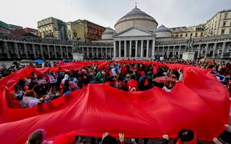 Il flash mob alla fine del corteo promosso da Cgil Napoli e Campania in occasione della giornata contro la violenza sulle donne, in piazza del Plebiscito a Napoli, 25 novembre 2023. 
People participating at the flash mob at the end of the procession promoted by the CGIL union on the occasion of the day against violence against women, Piazza del Plebiscito in Naples, 25 November 2023.
ANSA/ CIRO FUSCO