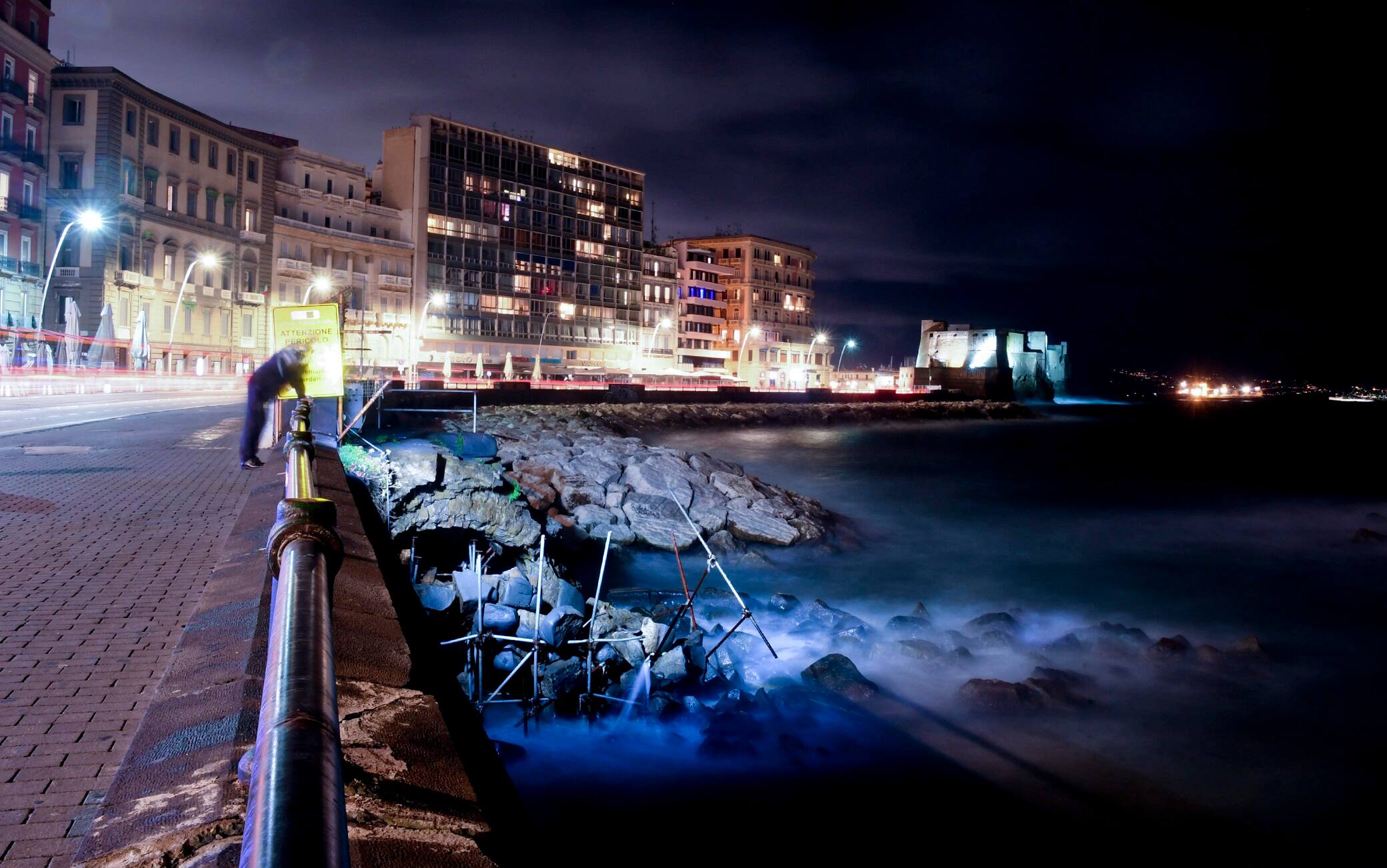 Sul lungomare Caracciolo a Napoli i resti dell'antico arco borbonico in pietra, ultima testimonianza del vecchio porticciolo borbonico, crollato nel pomeriggio per effetto delle burrasche di questi giorni, 2 gennaio 2021.ANSA / CIRO FUSCO